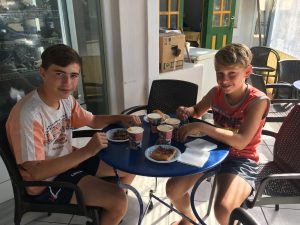 dove mangiare a santorini perissa