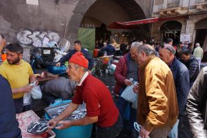 pescatori al mercato del pesce
