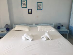 dove dormire a perissa santorini