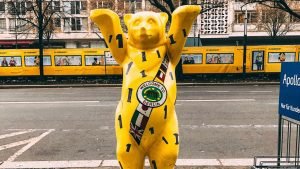 orso giallo simbolo e mascotte della città di berlino