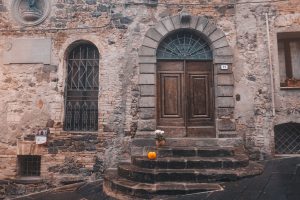 zucca di halloween nel borgo di radicofani