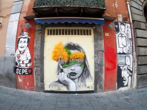 murales con donna in bianco e nero, bendata