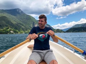 uomo in barca a remi