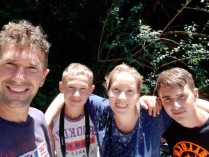 foto di famiglia con genitori e figli sorridenti