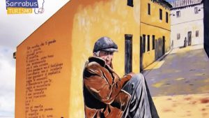 murales di un vecchio seduto e accogliente