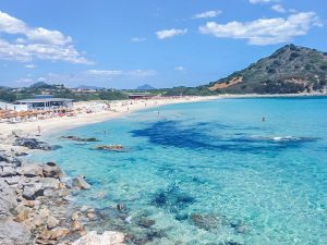 spiaggia riparata dal maestrale vicino costa rei