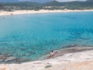 acqua limpidissima vista da uno scoglio verso riva