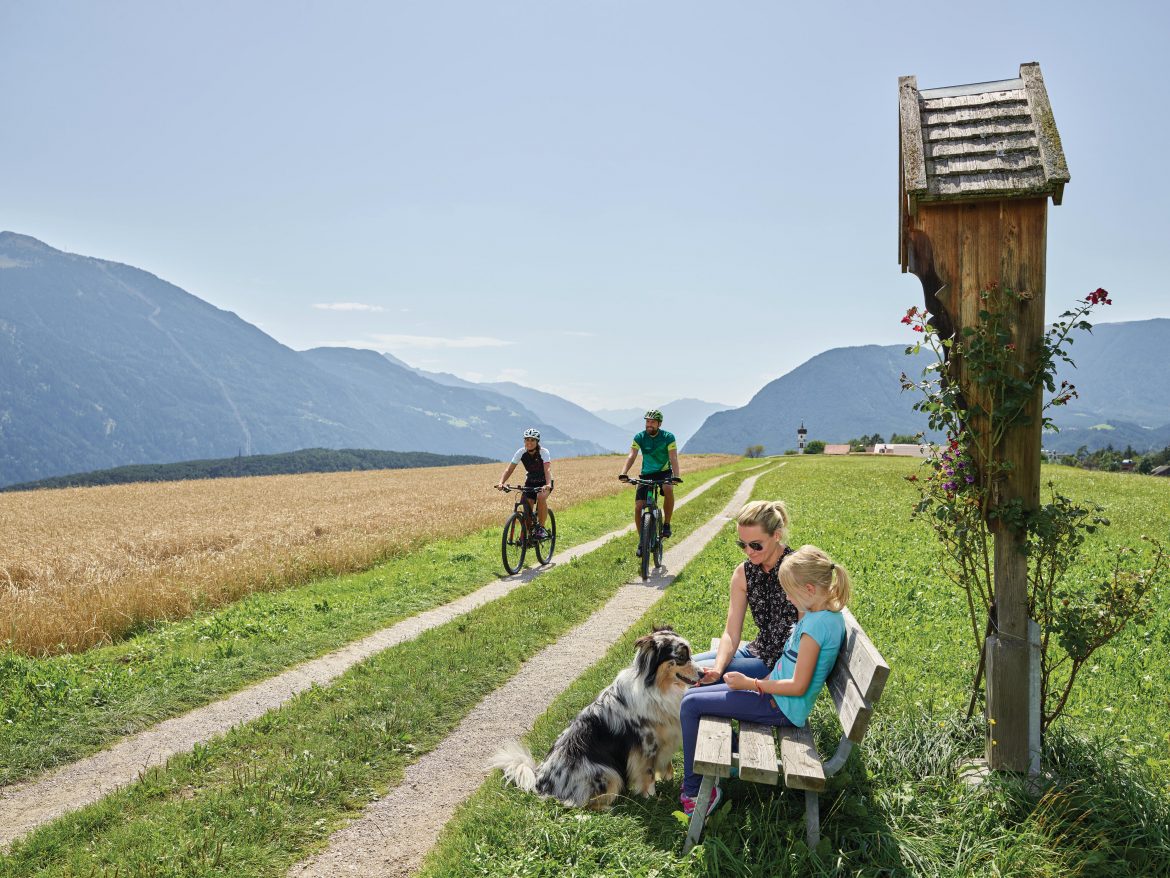 altopiano con strada per bici e passeggiate a piedi