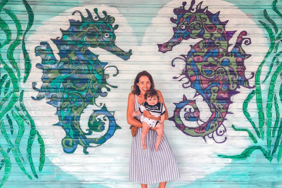 mamma e figlia davanti a un murales colorato