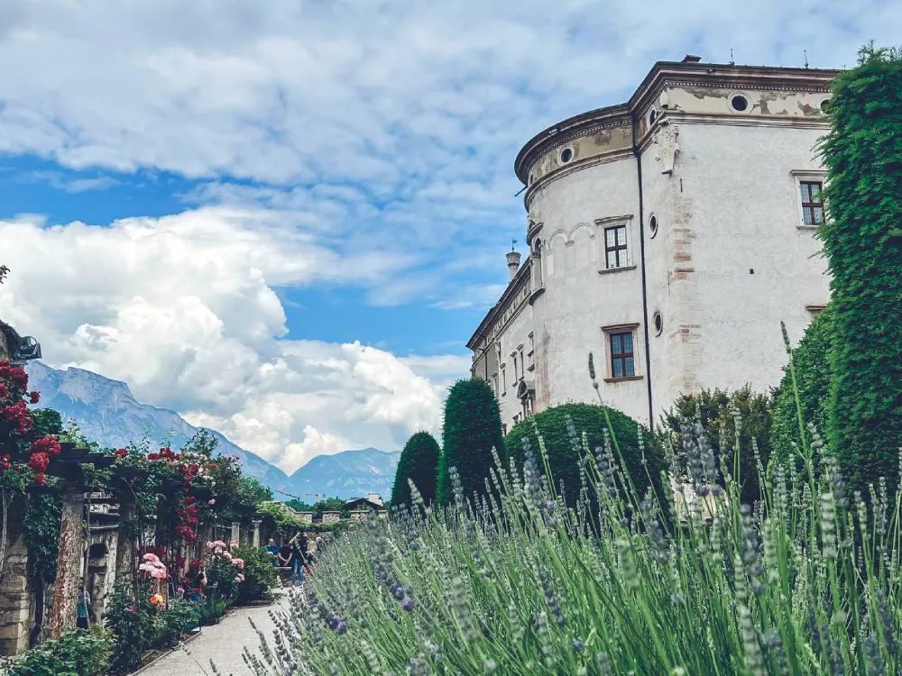 castello del buonconsiglio visto dal suo giardino fiorito, Trento